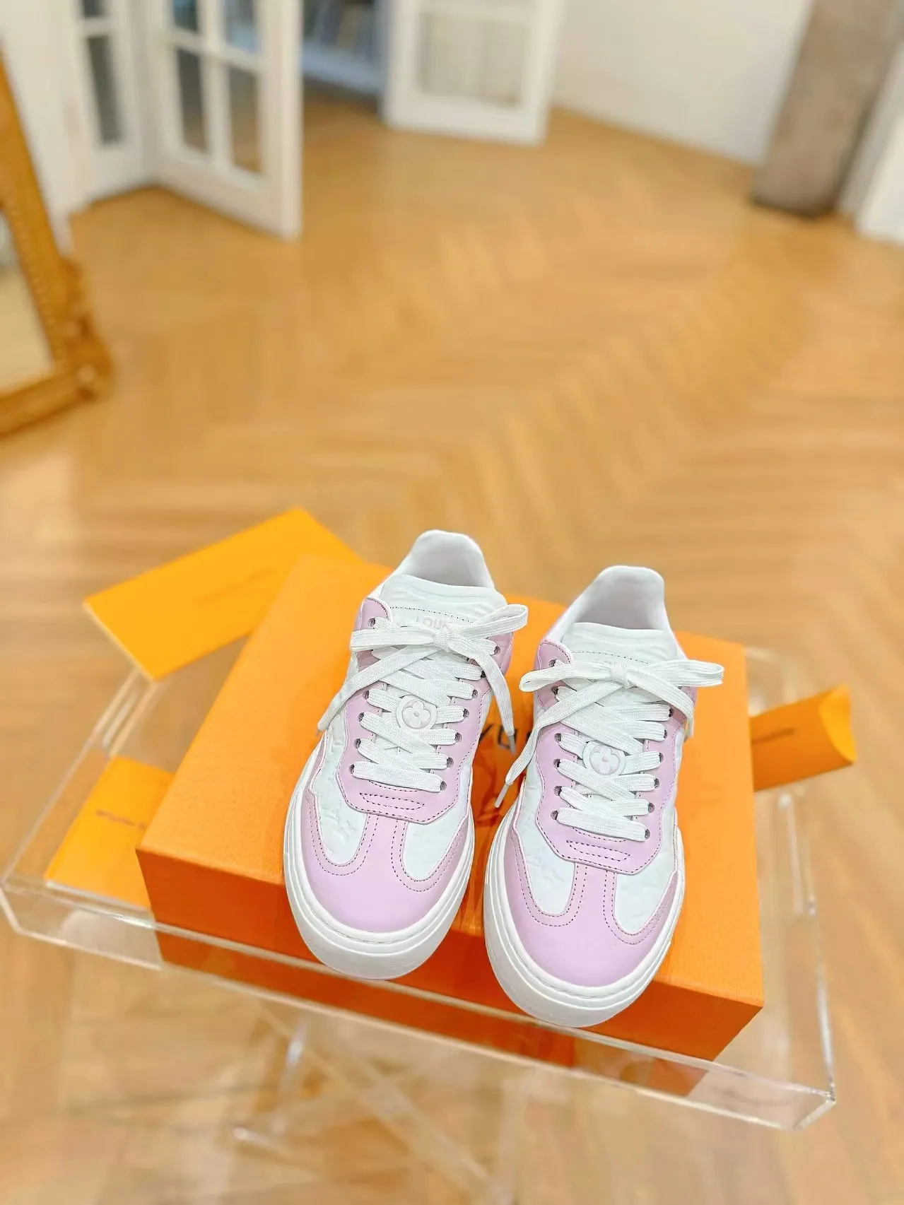 👟👟Ex-factory price 620👟👟Men's size +10 Same style for men and women🔥🔥𝐋𝐕 𝐃𝐢𝐬𝐜𝐨𝐯𝐞𝐫𝐲 2024 new sports shoes thick sole casual ❗️❗️ original purchase development and production LV Discovery lace-up shoes were unveiled at Louis Vuitton's fourth show. They are made of technical mesh fabric and metallic synthetic materials to create a streamlined design. Brand elements embellish the upper and lightweight rubber outsole, with technical shoelaces. Fabric: Original imported cowhide + technology mesh Inner lining: Original customized breathable mesh Sole: Original molded ultra-light rubber foam material Bottom thickness: 5.5CM Size: Women's 35-41 (41 customized), Men's 39-46, (45-46 customized)